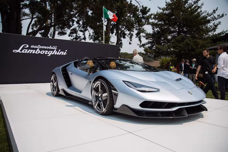 "Cháy hàng" kể từ trước khi công bố chính thức, cả 20 chiếc Centenario Roadster mui trần kỷ niệm 100 năm ngày sinh người sáng lập hãng là ông Ferruccio Lamborghini (cùng với 20 phiên bản mui kín" hiện đang là những mẫu Lamborghini thương mại mạnh mẽ nhất từng được chế tạo. Chúng đều có công suất tối đa 760 mã lực.