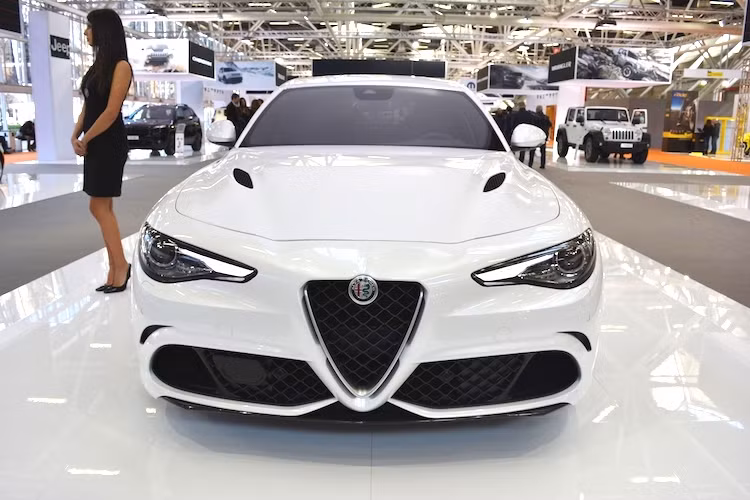 Mang đậm đặc trưng Alfa Romeo, chiếc xe cũng có lưới tản nhiệt hình khiên đã trở thành "biểu tượng" của thương hiệu xe Ý này từ cả Thế kỷ qua. Với đèn pha kéo dài về hai bên được trang bị đèn chiếu sáng ban ngày LED, chiếc xe trông cũng hiện đại không kém các đối thủ Đức.