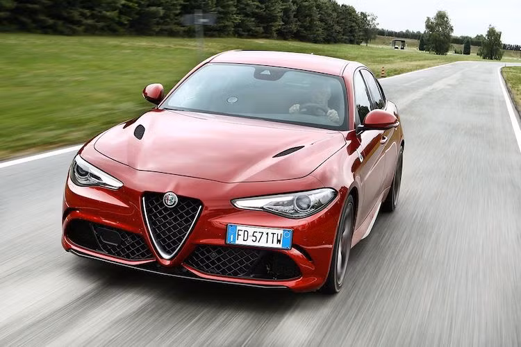 Các phiên bản 2.0 của xe sẽ có khả năng tăng tốc từ 0-100 km/h trong 5,1 giây và tốc độ tối đa 239 km/h. Để cạnh tranh với BMW M3, Alfa Romeo cũng có phiên bản hiệu năng cao Giulia Quadrifoglio sở hữu sức mạnh được cung cấp bởi khối động cơ V6 tăng áp kép, có công suất tối đa lên tới 510 mã lực và mô-men xoắn cực đại 600 Nm.