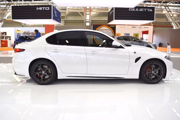 Nổi tiếng với những thiết kế đẹp mắt, Giulia thế hệ mới không làm "hổ danh" thương hiệu Alfa Romeo với những mảng thân xe "bốc lửa" đầy quyến rũ và đậm chất Ý, khác biệt với phong cách góc cạnh đang được nhiều hãng xe sang áp dụng.