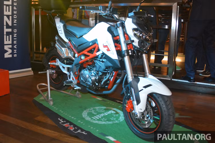 Tại thị trường Indonesia, Benelli TNT135 có mức giá đề xuất chính hãng là 8469 Ringgit (tương đương 43,5 triệu đồng). Trong khi đó dù đã ra mắt thị trường nước ta từ triển lãm môtô VMCS hồi tháng 4/2016, nhưng Benelli tại Việt Nam vẫn không có thông tin về giá bán và thời điểm bán ra của xe.