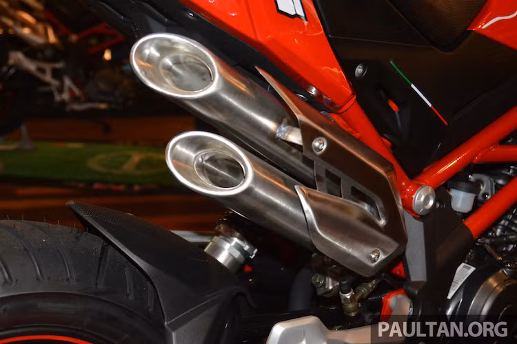 TNT135 sở hữu cặp bánh xe với mâm 12 inch cho cả bánh trước lẫn sau - cấu hình bánh chung của những chiếc minibike hiện nay trên thị trường. Đặc biệt, ống xả của chiếc xe có thiết kế vát đầu độc đáo với 1 lon pô nhưng có 2 đường xả, khá giống một số mẫu xe 3 xi-lanh của hãng sản xuất Ý MV Agusta.