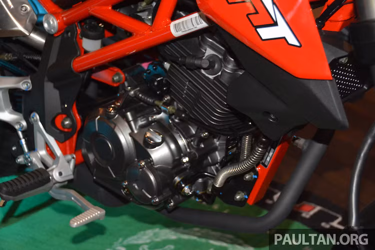 Mẫu xe côn tay cỡ nhỏ này sở hữu động cơ SOHC, xy lanh đơn, 2 bugi, 4 van, dung tích 134.7cc được làm mát bằng không khí. Cỗ mãy này sẽ sinh ra công suất lớn nhất 12.6 mã lực tại vòng tua 9,000 vòng/phút và mô-men xoắn cực đại 10.8Nm tại 7,000 vòng/phút.