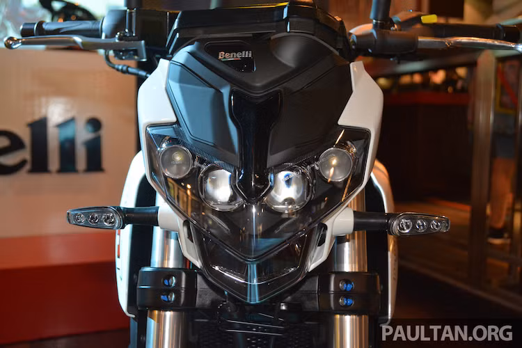 Điểm nổi bật nhất của TNT135 nằm ở phần đầu xe với thiết kế đầy góc cạnh, lấy cảm hứng từ các dòng TNT 1130R hay TNT 600. Các đèn pha và đèn cốt của xe đều có dạng thấu kính projector, khiến cho tổng thể phần đầu của TNT135 trông như một "quái vật" ngoài hành tinh.