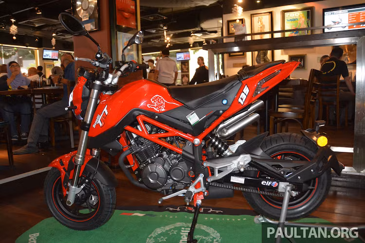 Phần thân của TNT135 được làm khá thon gọn, khối động cơ đặt lộ ra ngoài đúng với đặc trưng của dòng naked bike. Ngoài ra bộ khung thép ống của xe cũng nằm "lộ thiên", khá giống như "đàn anh" TNT300 hay BN300 quen thuộc.