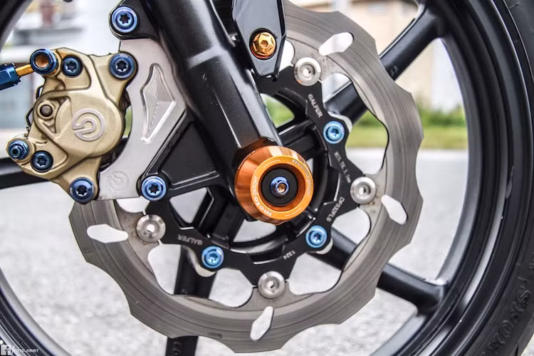 Giống như nhiều bản độ khác, chiếc xe này đã được chủ nhân chú ý tới "dàn chân" khi thay bộ mâm 5 cây Racing Boy giống như những chiếc xe đua "chạy sân". Trong khi đó, hệ thống phanh trước cũng đã được nâng cấp với heo Brembo 2 pis đối xứng và đĩa Galfer.