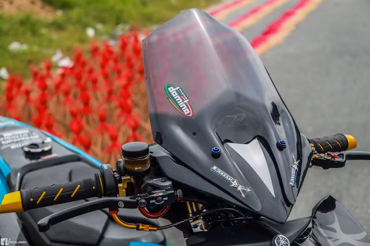 Ở phía trên tay lái của xe cũng là nơi hội tụ của hàng loạt các món đồ chơi khác nhau. Ngoài cặp gù Rizoma ở cả hai bên, tay trái của xe còn có cùm phanh Brembo RCS 19 cùng bình dầu Rizoma và cùm ga cuốn Domino, trong khi bên phải là tay côn CRG.