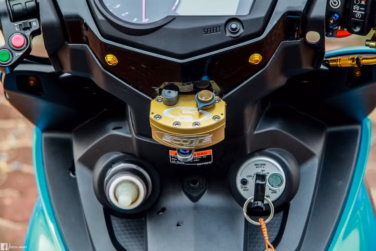 Ở phía sau phần đầu được chế mủ, chiếc xe vẫn sử dụng bảng đồng hồ nguyên bản của chiếc xe côn tay Exciter. Tuy nhiên ở bên dưới, chiếc xe đã được trang bị bộ trợ lực trung tâm Scotts để khiến tay lái ổn định hơn.