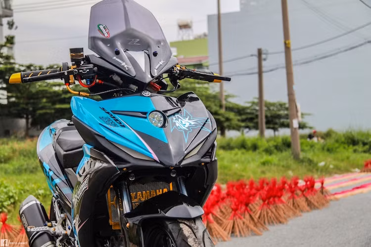 Theo phong cách xe đua, phần đầu xe đã được bỏ đi đèn pha và chế mủ kín, trong khi các đèn demi bên dưới cũng được bịt kín lại. Chiếc Exciter nay chỉ còn lại đèn LED L4 giấu sau mặt nạ để chiếu sáng. Một điểm khá đặc biệt đó là phần đầu xe đã được chủ nhân chế kính chắn gió của mẫu naked bike Kawasaki Z1000.