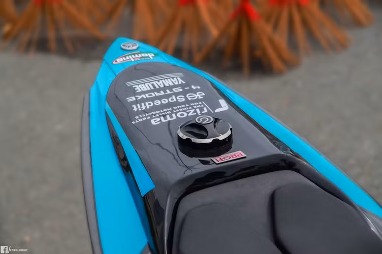 Theo đúng phong cách xe đua, chiếc xe đã được bỏ yên, thay vào đó là một tấm đệm mỏng. Chính vì vậy, vị trí nắp bình xăng của xe cũng buộc phải lùi về phía sau đuôi xe, khiến chiếc Exciter này không còn khả năng đèo người.