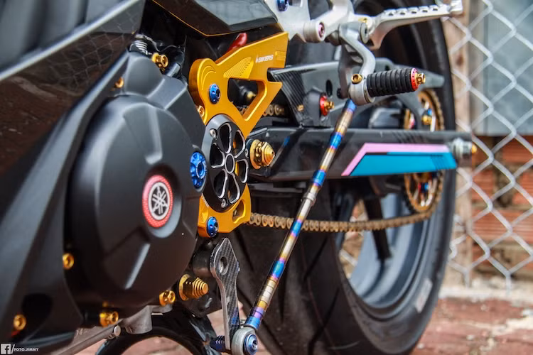 Để đem tới tư thế ngồi thể thao hơn, chủ xe đã thay cho Exciter bộ số gảy nhôm CNC lùi hơn về phía sau. Khối động cơ 150 cc nguyên bản của Exciter 150 đã được "trang trí" bằng mang cá nhôm CNC Bikers và lốc nồi trong suốt.