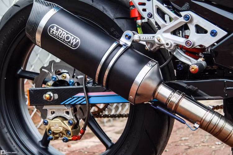 Ở phía sau, chiếc xe cũng có phanh Brembo heo 2 pis đối xứng, nhưng gắn pát ngược CNC, kèm theo bình dầu Rizoma và đĩa Galfer. Trong khi đó cây pô Arrow đem tới cho xe tiếng nổ ấn tượng hơn.