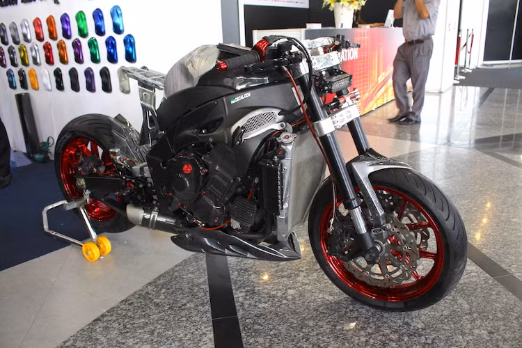  Siêu môtô Yamaha R1 đời 2009-2014 vốn đã là một trong những mẫu superbike "tối thượng" tới từ Nhật Bản. Tuy nhiên đối với một số dân chơi xe, họ muốn có một chiếc xe với hiệu năng của R1 nhưng lại không thích kiểu dáng sportbike nguyên bản. Chính vì vậy, một số lượng lớn R1 đã được độ theo phong cách naked bike hay streetfighter trên Thế giới.