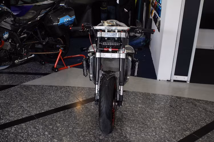 Sang Việt Nam sinh sống và làm việc, một chàng trai người nước ngoài đã chọn R1 là phương tiện di chuyển tại Sài Gòn và sau đó đã "lột truồng" chiếc xe, nhằm tạo ra một bản độ streetfighter "độc nhất vô nhị" với vẻ ngoài "trần trụi", mạnh mẽ và góc cạnh.