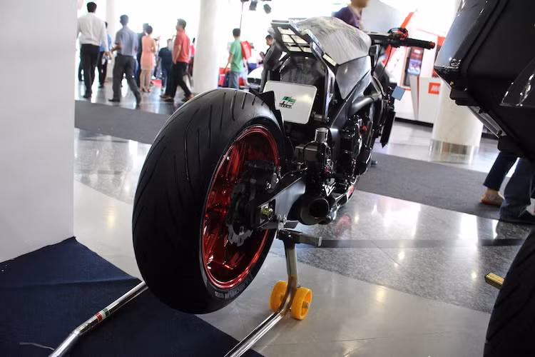 Có thể nói hiện tại ở Việt Nam, chiếc R1 streetfighter này đang là một trong những mẫu xe môtô phân khối lớn độ phá cách và kỳ công nhất, khi đã hoàn toàn không thể nhận ra hình dáng của chiếc xe nguyên bản.