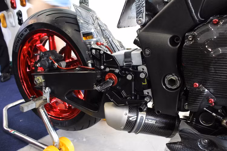 Với cây pô Graves carbon lon ngắn, "tiếng thét" của khối máy 4 xi-lanh đã được "phô diễn" đầy uy lực. Tư thế điều khiển của chiếc xe đã có sự khác biệt lớn so với chiếc R1 nguyên bản, không chỉ bởi ghi-đông CNC mà còn vì dàn để chân CNC Driven D-Axis.