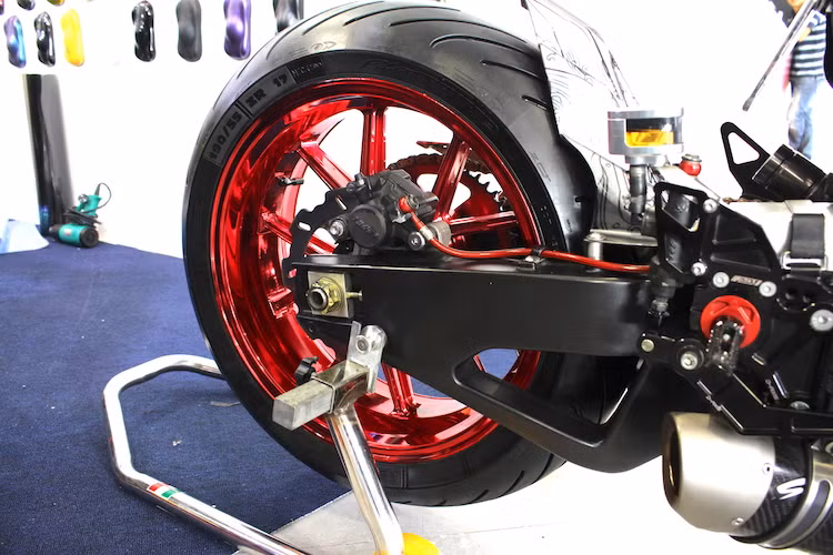 Ở phía sau, chiếc xe cũng có mâm Carrozzeria với màu đỏ chrome bắt mắt. Cả 2 lốp xe đều là loại Michelin Pilot Power 3 với hiệu năng cao nhất, với lốp trước 120/70/17 và lốp sau 190/55/17.