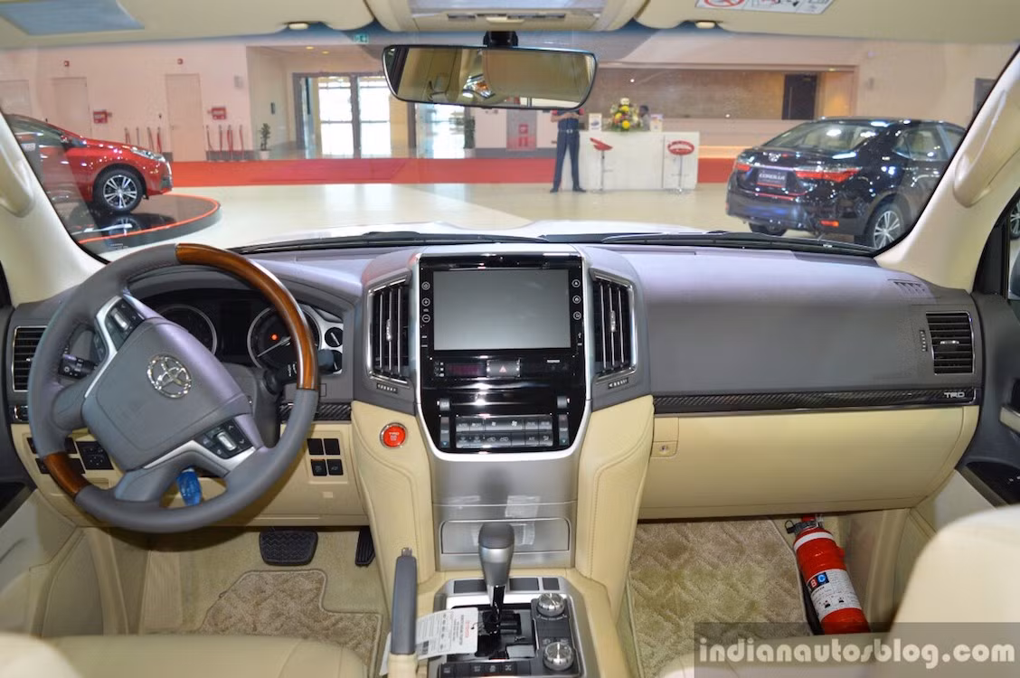 Thuộc đời Land Cruiser mới nhất, bên trong nội thất của Land Cruiser TRD cũng được hãng Toyota đổi mới đáng kể về mặt thiết kế. Trong đó, bảng táp lô bố trí lại các cụm điều khiển chức năng và màn hình cho hệ thống giải trí đặt ở vị trí cao hơn. Các chi tiết trang trí trong nội thất của xe được ốp sợi carbon, tuy nhiên không rõ lý do vì sao Toyota vẫn giữ lại vành vô-lăng ốp gỗ cho xe.