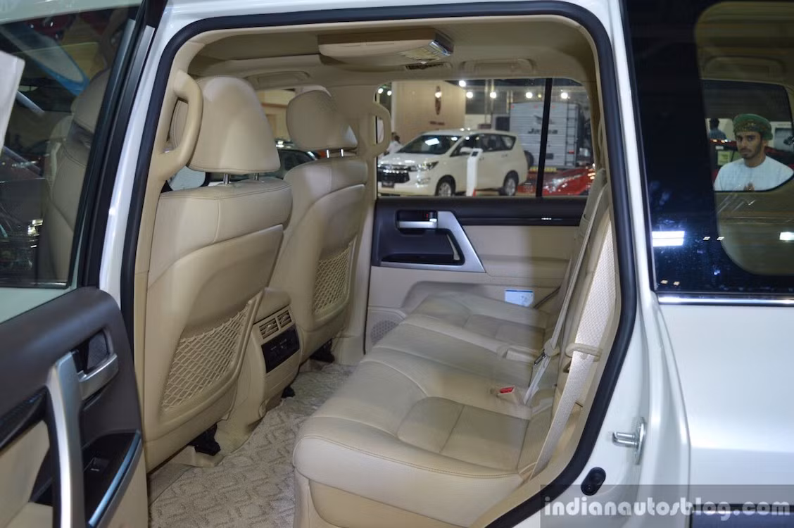 Xe được trang bị sẵn hệ thông tin giải trí của chiếc xe hiện đại với màn hình cảm ứng lớn với đầy đủ các kết nối mới nhất, dàn âm thanh JBL 14 loa, cabin bọc da Aniline, đầu DVD kèm màn hình âm trần cho hàng ghế sau... Hàng ghế thứ 3 với khả năng chở thêm 3 người khi mở ra và nâng tổng số chỗ ngồi trong xe lên 8.