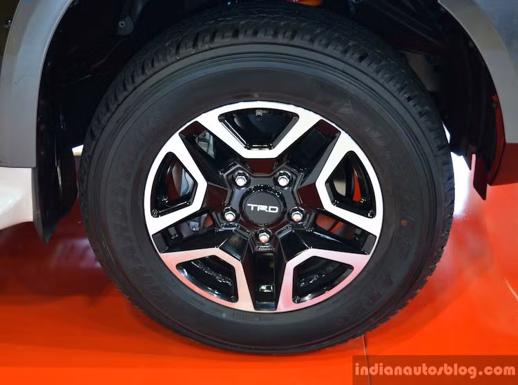 Ngoài ra, không thể không nhắc tới trên phiên bản này đó là bộ mâm đúc TRD 5 cánh kép 2 tông màu 18 inch đẹp mắt. So với phiên bản VXE, Toyota Land phiên bản Cruiser TRD đã có hệ thống treo thể thao TRD được thiết kế nhằm hoạt động tối ưu tại các sa mạc Trung Đông với khoảng sáng gầm cao hơn 25 mm.