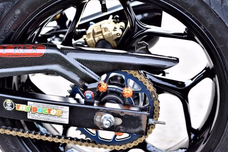 Sức mạnh của động cơ được truyền tới bánh sau một cách tin cậy với đĩa tải CNC và xích DID với màu vàng đẹp mắt. Ngay cả carte chắn xích của xe cũng đã được dán carbon lại.