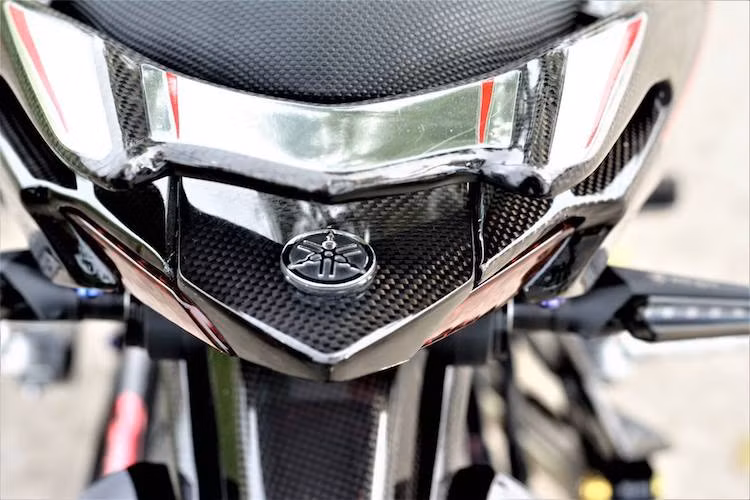 Ở phía sau, chủ xe đã giữ lại cho Exciter dè cùng pát biển số nguyên bản của xe, chỉ dán lại sợi carbon và thay cặp xi-nhan LED của Spirit Beast.