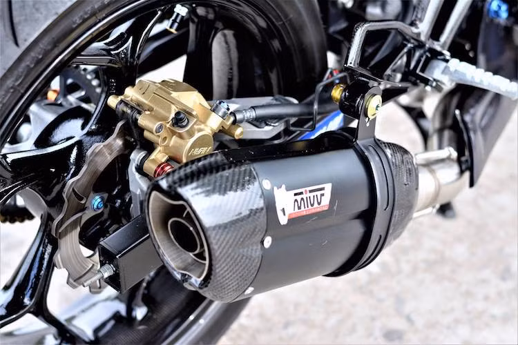 Ở phía sau, cây pô Mivv đem tới cho chiếc xe tiếng nổ ấm ấp hơn. Giống như bánh trước, bánh sau của xe cũng được thay mâm Asio nhưng có bản lớn hơn, cùng với đĩa Apido đường kính nhỏ hơn.