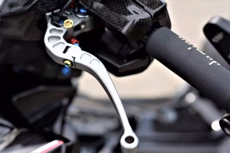 Ở trên khu vực tay lái, chiếc xe được trang bị cặp gương hậu gắn gù tới từ CRG, đi kèm đó là bao tay Domino. Tay côn của xe đã được thay bằng tay CRG Folding, trong khi tay phanh cũng có khả năng điều chỉnh 6 cấp độ.