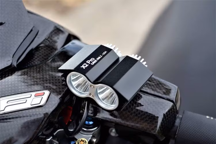 Ngay ở bên cạnh tay côn, chủ xe cũng đã trang bị cho chiếc Exciter 150 độ này một chiếc đèn chiếu sáng tăng cường LED Cree X2 Pro, đem tới sự an toàn cao hơn khi đi trong đêm.