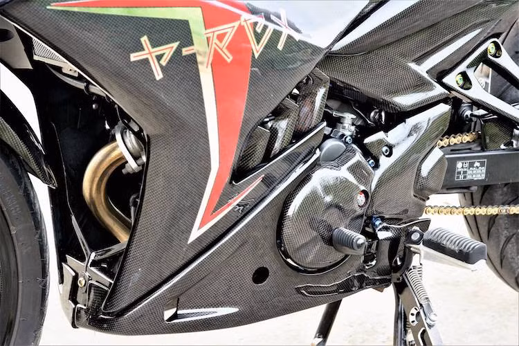 Ngoài bưởng máy và mang cá được dán carbon thật, khối động cơ SOHC 150 cc 4 van, làm mát bằng không khí và có phun nhiên liệu điện tử của Exciter nguyên bản vẫn tiếp tục được giữ nguyên trên phiên bản độ này.