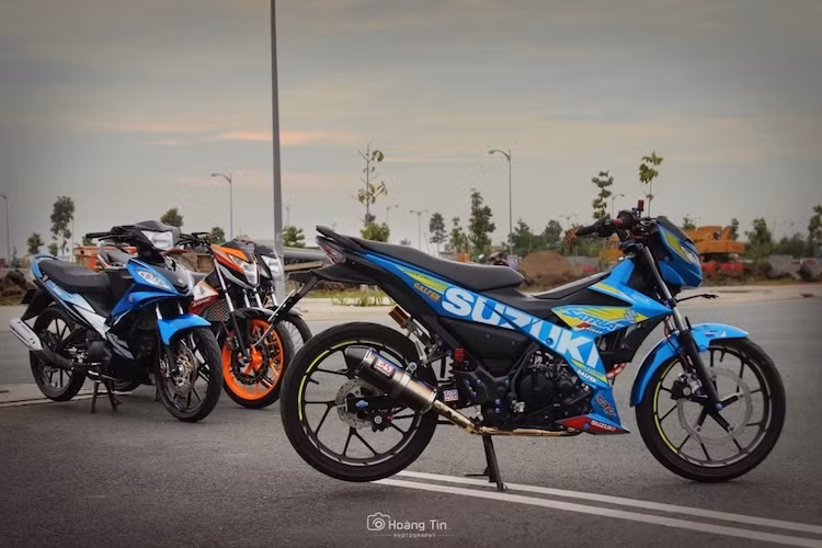 Mới được Suzuki Việt Nam chính thức bán ra Raider 150 Fi thế hệ mới, nhưng tại thị trường Indonesia mẫu xe này được gọi với cái tên Suzuki Satria F150 Fi đã được ra mắt từ tháng 2/2016 và được nhiều dân chơi xe máy đặt mua theo con đường nhập khẩu tư nhân.