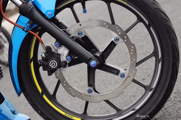 Giống như thế hệ trước, Satria F150 Fi mới vẫn tiếp tục sử dụng thiết kế mâm 5 cánh "xương cá" đặc trưng. Tuy nhiên đĩa phanh của xe đã được thay bằng loại đĩa hoa đẹp mắt hơn. Cả đĩa phanh lẫn mâm đều đã được giữ nguyên trên bản độ này, tuy nhiên chủ xe đã thay heo Brembo cho bánh trước của xe để an toàn hơn.