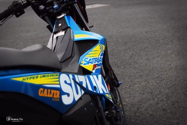 Sở hữu chiếc Satria F150 Fi với tem đấu phong cách đội đua MotoGP Suzuki Ecstar vốn đã khá nổi bật, một biker tại Kiên Giang đã tiếp tục trang bị cho chiếc xe hàng loạt đồ chơi "hàng hiệu", khiến mẫu xe hyper underbone này còn ấn tượng hơn.