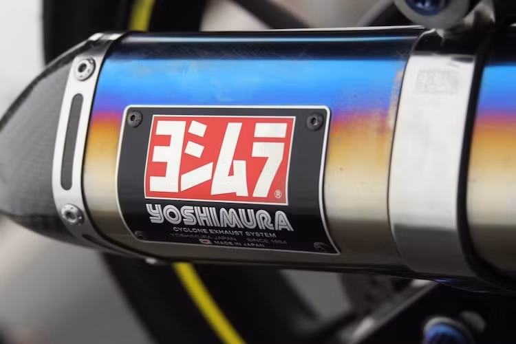 Khối động cơ này đã được biker giữ nguyên. Tuy nhiên hệ thống xả nguyên bản của chiếc xe đã được thay bằng cây pô Yoshimura 7 màu đẹp mắt và cho tiếng nổ trầm ấm hơn.