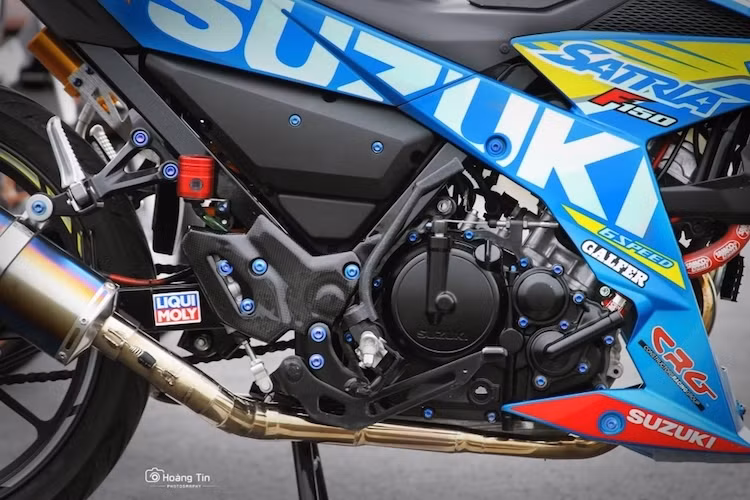 Trên Satria F150 FI mới, khối động cơ 1 xi-lanh DOHC 150 cc đã được cải tiến để có thể đạt công suất lên tới 18 mã lực và mô-men xoắn 13,8 Nm - cao nhất trong số các dòng xe underbone côn tay phân khối nhỏ hiện nay. Thay đổi mang tính quyết định tới công suất lớn hơn của động cơ đó là hệ thống phun xăng điện tử 2 vòi phun và ECU điều khiển riêng biệt mà Suzuki đã trang bị cho xe.