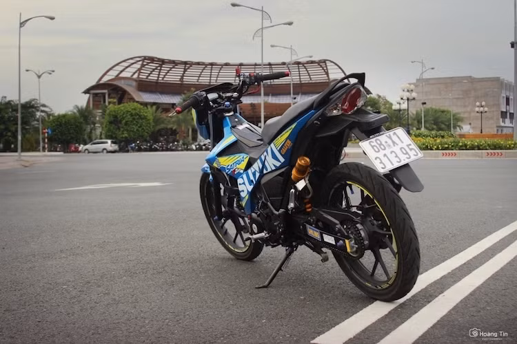 Kết thúc bản độ của chiếc xe máy côn tay cỡ nhỏ này là phuộc sau với bình dầu rời của Ohlins, khiến cho phần đuôi của Satria F150 Fi trở nên ổn định hơn khi vào cua.