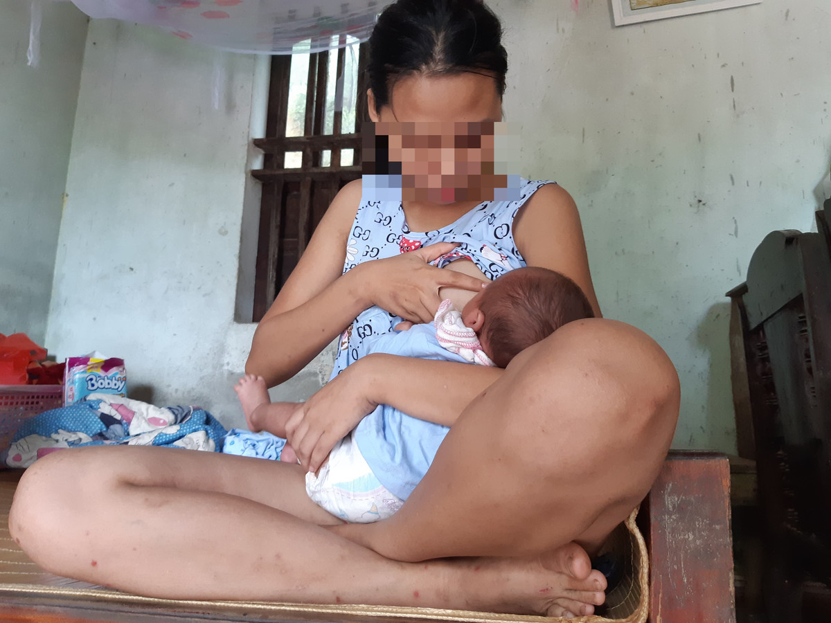 Đưa em H. đi khám, bác sĩ bảo nên sinh hạ đứa bé trong bụng. Khi người thân có gặng hỏi, em H. còn che giấu, nói rằng do hàng xóm xâm hại. Khi bà Liên đến từng gia đình trong khu vực thì phát hiện không phải như vậy.