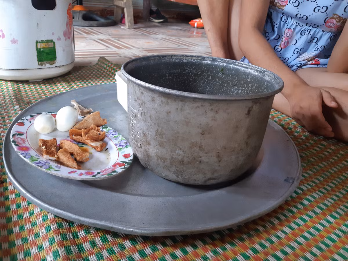 "Thời điểm đó trong đầu tôi cũng lóe lên suy nghĩ và có hỏi Hải (bố của cháu H.) nhưng Hải chối và còn lớn giọng rằng: 'Con có điên đâu mà làm chuyện loạn luân đó'. Vậy mà giờ đây, sự việc lại đúng như cái suy nghĩ ban đầu của tôi” - bà Liên nói.