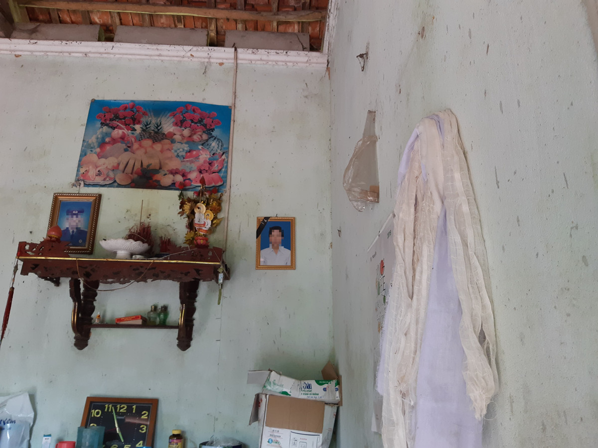 “Con dâu tôi mất được 6 ngày thì tôi đổ bệnh, bị tai biến phải nằm viện gần 1 tháng trời. Tôi nghĩ đó là thời gian thằng Hải giở trò đồi bại với cái H.. Hành động của nó thật mất hết tính người, vợ vừa mất vẫn còn đang đội khăn tang mà nó dám. (Ảnh: Di ảnh của mẹ em H. - áo trắng)