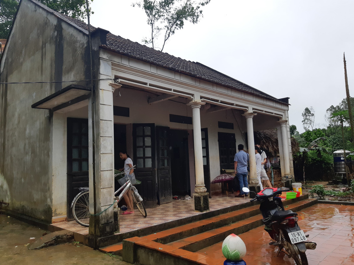 Theo lời mẹ đối tượng Nguyễn Văn Hải, câu chuyện bắt đầu vỡ lở từ khi cô con gái nuôi của bà đến nhà chơi, phát hiện em H. có những biểu hiện như người có thai. Khi đó là tháng 3/2018, cái thai đã được khoảng 6 tháng.