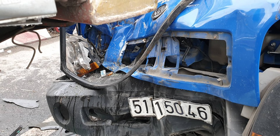 Xe container khi đang di chuyển theo hướng Đường vành đai 3 trên cao đi cầu Thăng Long thì phải dừng lại vì tuyến đường gặp sự cố. Ngay lúc đó, xe ô tô tải thư báo do không quan sát đã đâm thẳng vào phần đuôi xe container. 