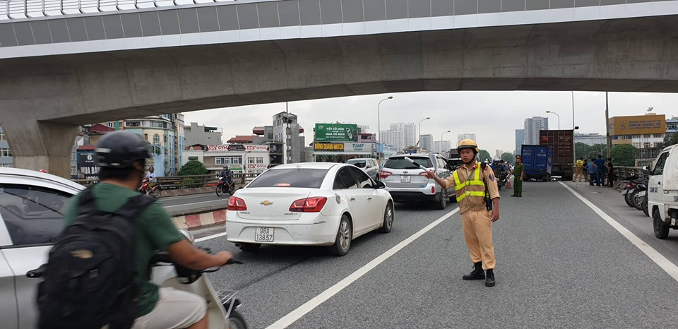 Nhận được thông tin, Đội CSGT số 6 cùng các lực lượng chức năng đã lập tức có mặt tại nơi xảy ra tai nạn để phân luồng giao thông cũng như khám nghiệm hiện trường.