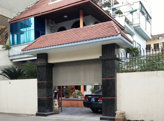 Trước đó vào cuối năm 2016, dư luận xôn xao việc ông Nguyễn Xuân Phi mượn xe hơi biển xanh của Công ty cổ phần Sông Mã để sử dụng, phục vụ đi lại việc cá nhân. Ông Phi sau đó đã thừa nhận việc này, rồi trả chiếc xe hơi trên cho Công ty cổ phần Sông Mã. 