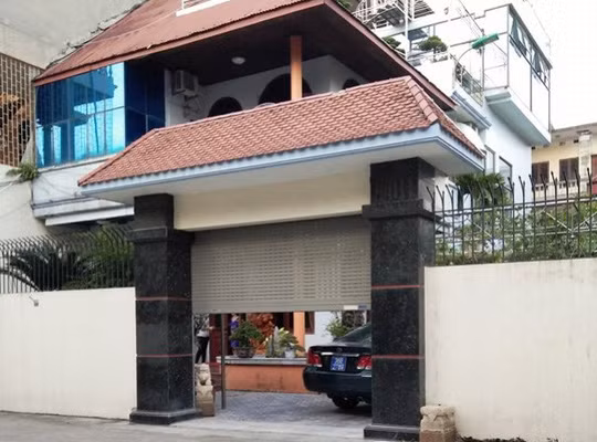 Trước đó vào cuối năm 2016, dư luận xôn xao việc ông Nguyễn Xuân Phi mượn xe hơi biển xanh của Công ty cổ phần Sông Mã để sử dụng, phục vụ đi lại việc cá nhân. Ông Phi sau đó đã thừa nhận việc này, rồi trả chiếc xe hơi trên cho Công ty cổ phần Sông Mã. 