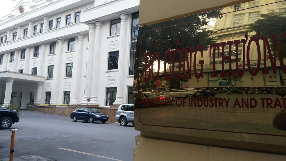  2. Xe biển xanh đón người nhà Bộ trưởng ở sân bay: Sự việc diễn ra lúc 18h30 ngày 4/1/2019, khi lực lượng kiểm soát an ninh Cảng hàng không quốc tế Nội Bài cho ôtô biển kiểm soát của Bộ Công Thương vào đón khách tại sân đỗ máy bay. Đây là tiêu chuẩn đón tiễn dành cho lãnh đạo Bộ. 