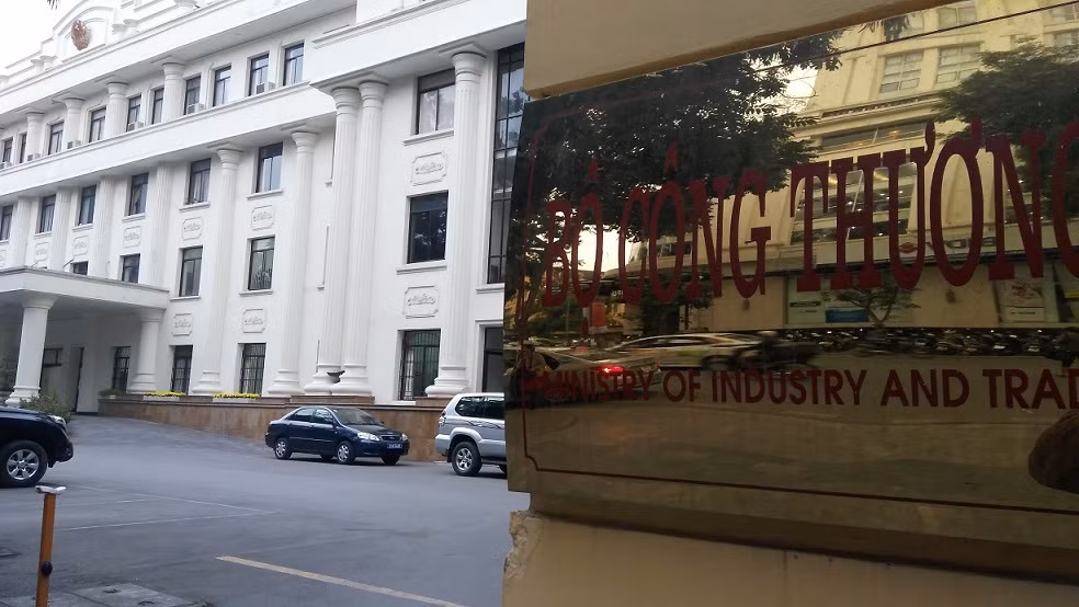  2. Xe biển xanh đón người nhà Bộ trưởng ở sân bay: Sự việc diễn ra lúc 18h30 ngày 4/1/2019, khi lực lượng kiểm soát an ninh Cảng hàng không quốc tế Nội Bài cho ôtô biển kiểm soát của Bộ Công Thương vào đón khách tại sân đỗ máy bay. Đây là tiêu chuẩn đón tiễn dành cho lãnh đạo Bộ. 