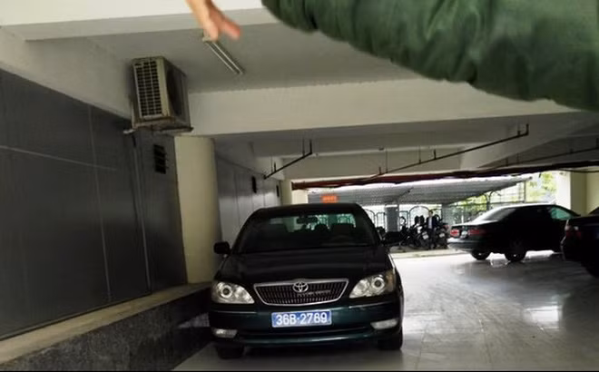 Ngày 4/11/2016, ông Lê Văn Tám - phó tổng giám đốc Công ty CP Sông Mã cũng xác nhận chiếc xe hơi Camry biển xanh 36B - 2789 mà ông Phi sử dụng thời gian qua đúng là tài sản của công ty. Qua dữ liệu thống kê của Cục đăng kiểm Việt Nam, chiếc xe này đã hết hạn từ ngày 2/7/2016 (Ảnh chụp ngày 4/11/2016 tại hầm để xe của Thành ủy TP Thanh Hóa).