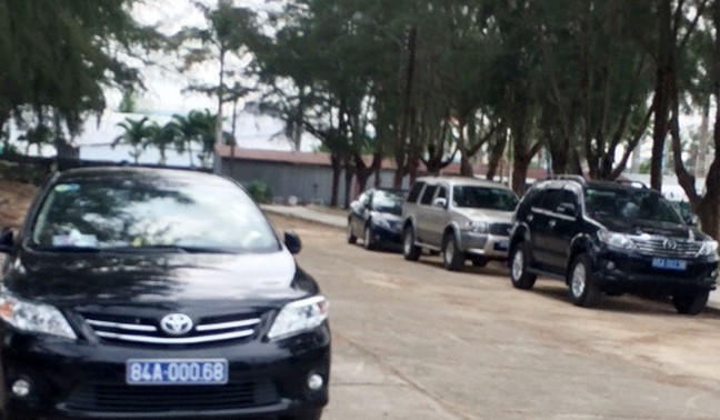 Cục trưởng Cục Thống kê tỉnh Bạc Liêu Đỗ Thị Phượng cho biết bà đang đi công tác ở TP.HCM. Một ngày trước, một số cán bộ nghỉ hưu (từng công tác tại Cục Thống kê Bạc Liêu) hỏi mượn xe đi đám cưới ở Sóc Trăng. Do nể nang và khó từ chối, bà đã cho tài xế dùng xe công đưa cán bộ hưu trí đi ăn cưới, dù biết đây là việc không đúng. 