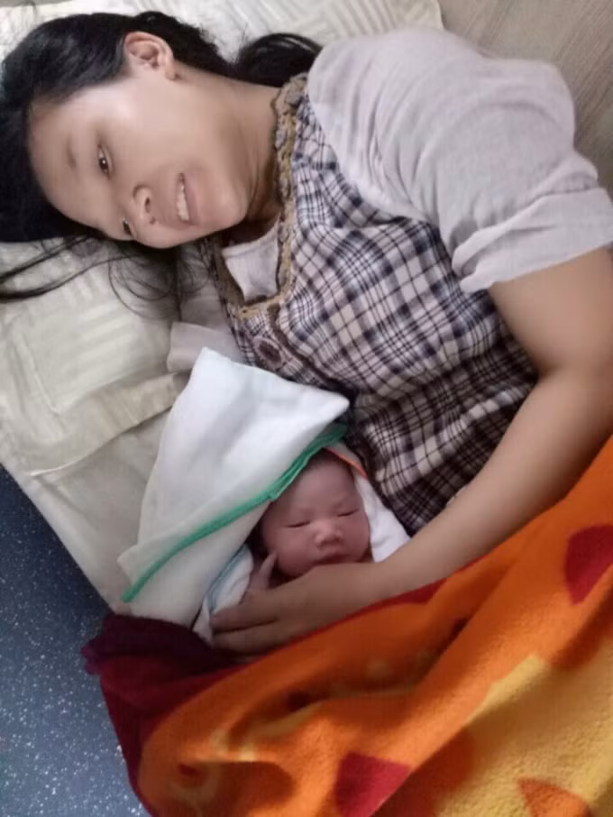 Đến 8h35 phút cùng ngày chị Oanh sinh 1 bé gái (Mẹ tròn con vuông) sức khỏe hai mẹ con tốt. Trưởng tàu điện báo Ga Đồng Hới hỗ trợ đưa hành khách đi bệnh viện an toàn. Trường hợp hành khách sinh hạ trên tàu không phải là hiếm, và các tổ tàu đều được trang bị kỹ năng nên hầu hết các trường hợp đều được hỗ trợ kịp thời.