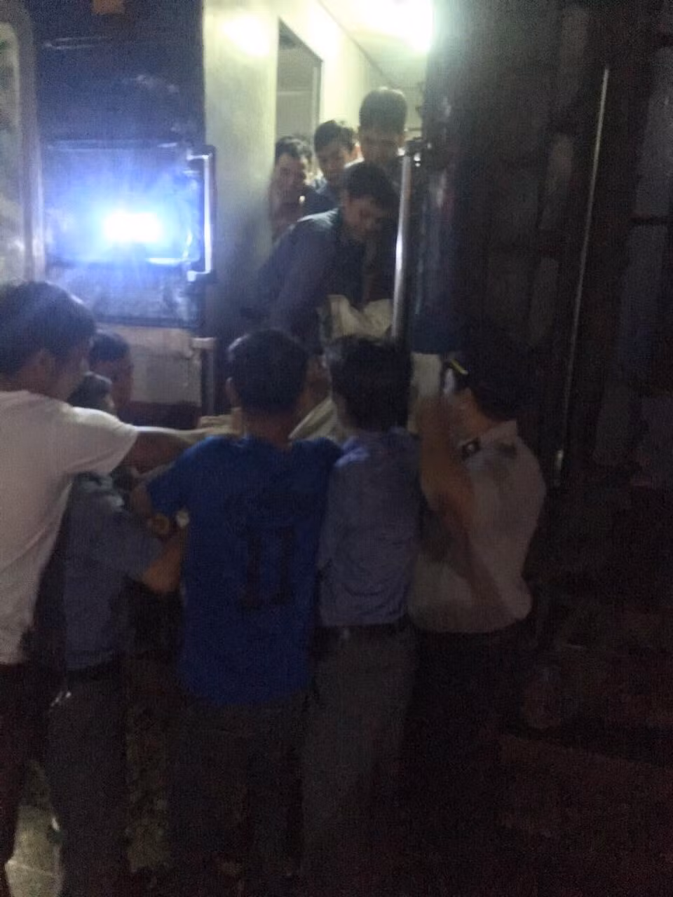 Với sự hỗ trợ của tổ tàu, hành khách trên đã sinh hạ thành công một bé gái ngay trên tàu SE10. Tại ga Đông Lê, tổ tàu đã tiến hành bàn giao hành khách trên cùng bé gái và chồng cho lực lượng hỗ trợ để đưa đi bệnh viện. Được biết, nữ hành khách trên là Hoàng Thị Nhung, có vé đi từ Dĩ An tới Hà Nội. 